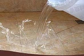 华亭漏水维修 免砸砖防水材料该如何施工